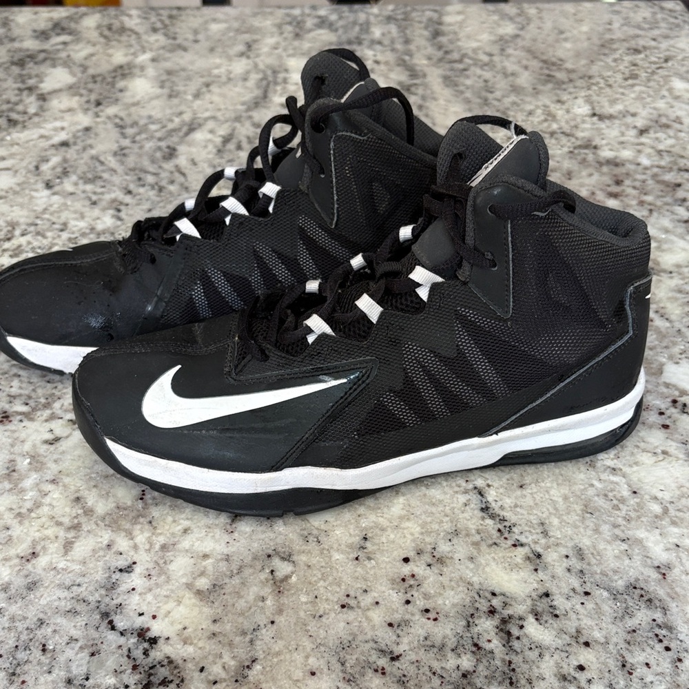 Nike Airmax Stutter Step 2 Basketball Shoes Size 7Y